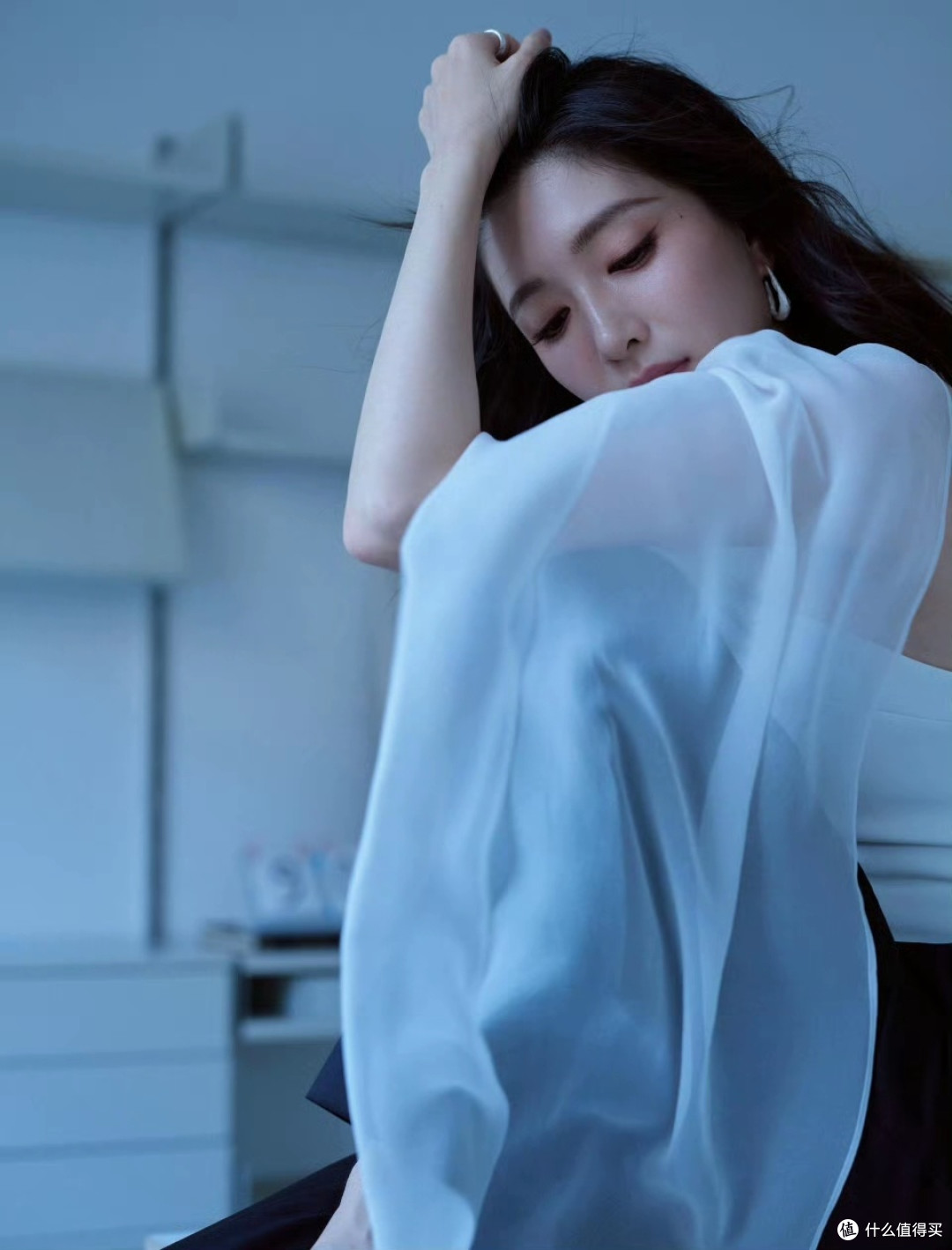 江疏影：时尚界的“氛围感女王”，颜值身材穿搭全在线！