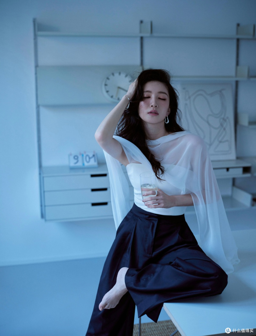 江疏影：时尚界的“氛围感女王”，颜值身材穿搭全在线！