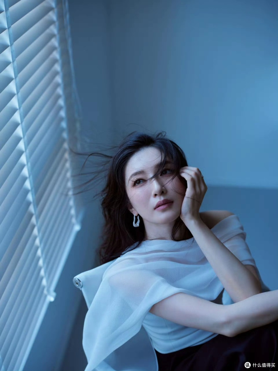 江疏影：时尚界的“氛围感女王”，颜值身材穿搭全在线！