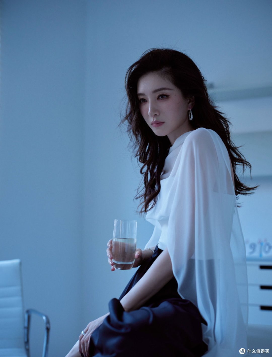 江疏影：时尚界的“氛围感女王”，颜值身材穿搭全在线！