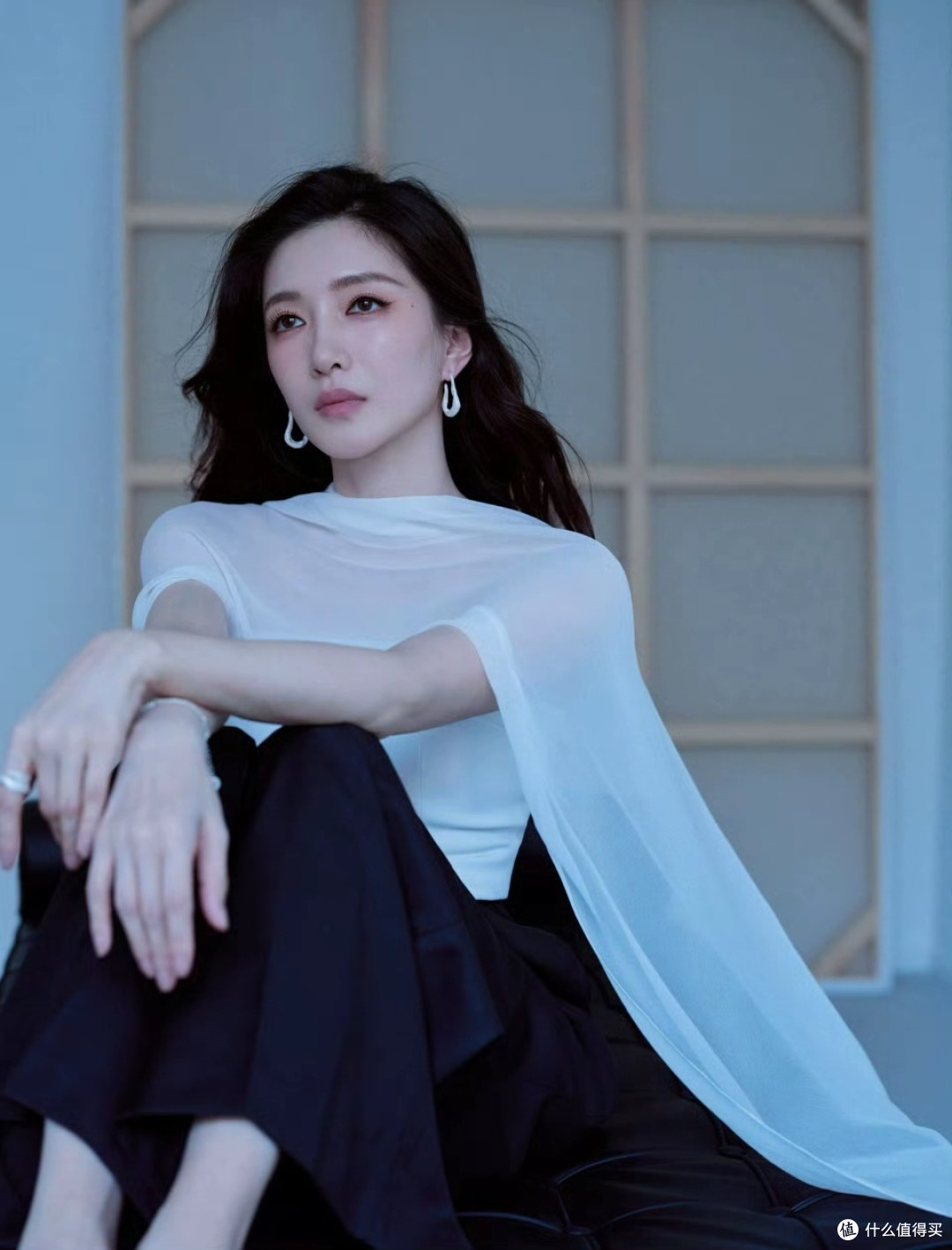 江疏影：时尚界的“氛围感女王”，颜值身材穿搭全在线！