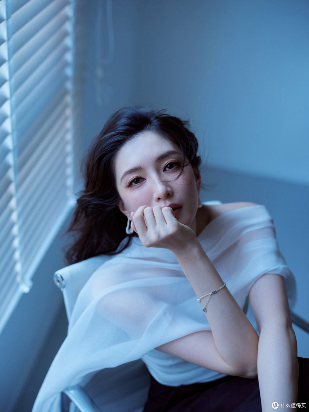 江疏影：时尚界的“氛围感女王”，颜值身材穿搭全在线！