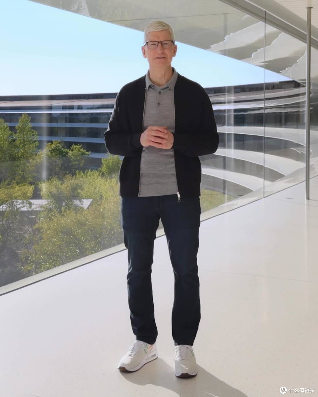 比起史上最薄iPhone 17,我更关心库克这次发布会穿什么...