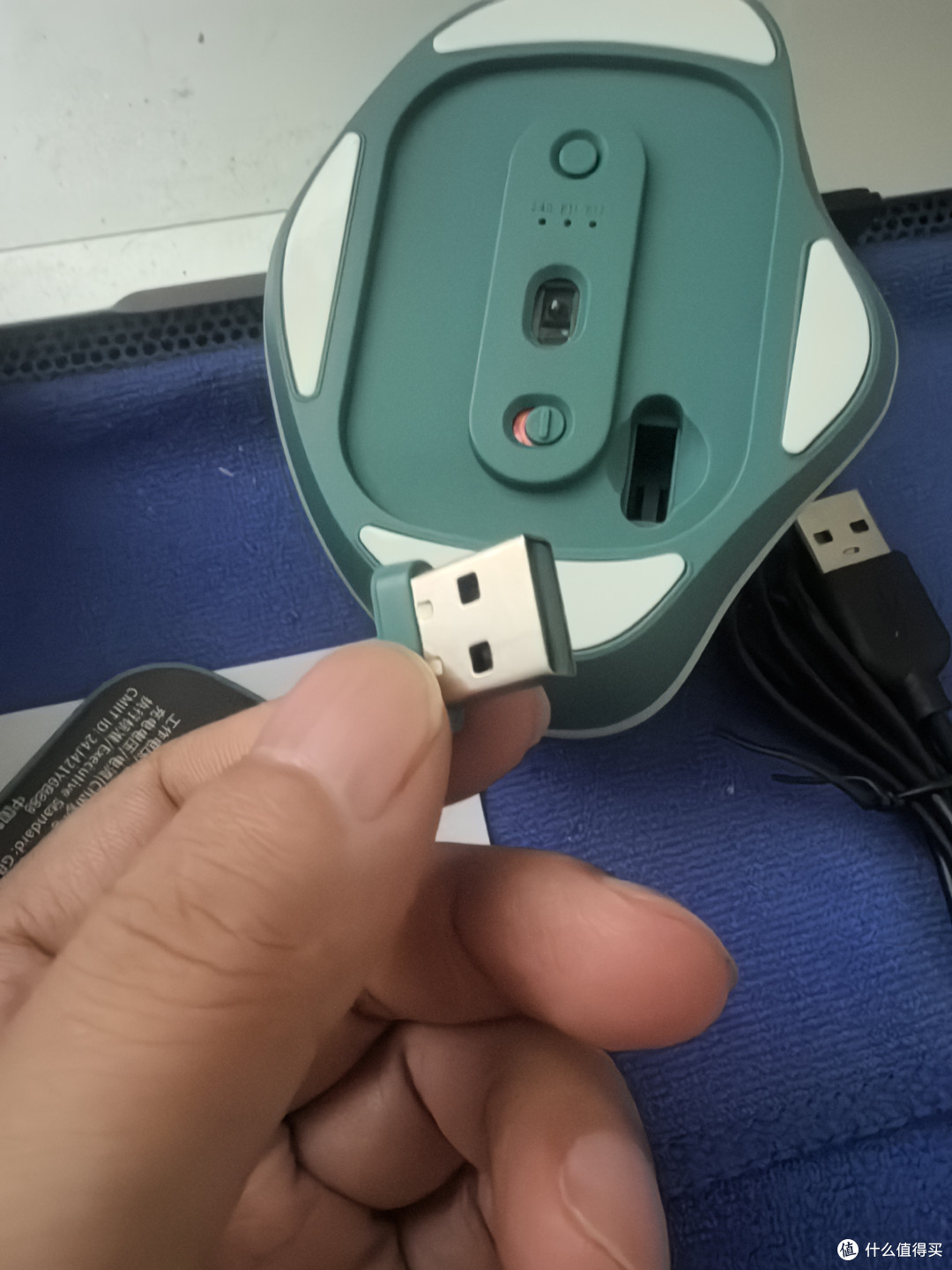 USB无线接收器。