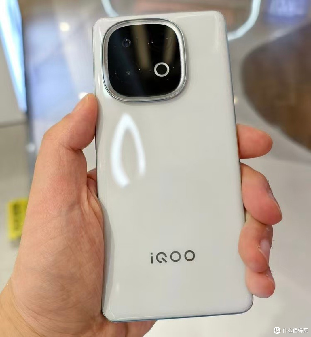 iQOO豁出去了!7620mAh大电池+自研芯片+190万跑分,跌至1350元