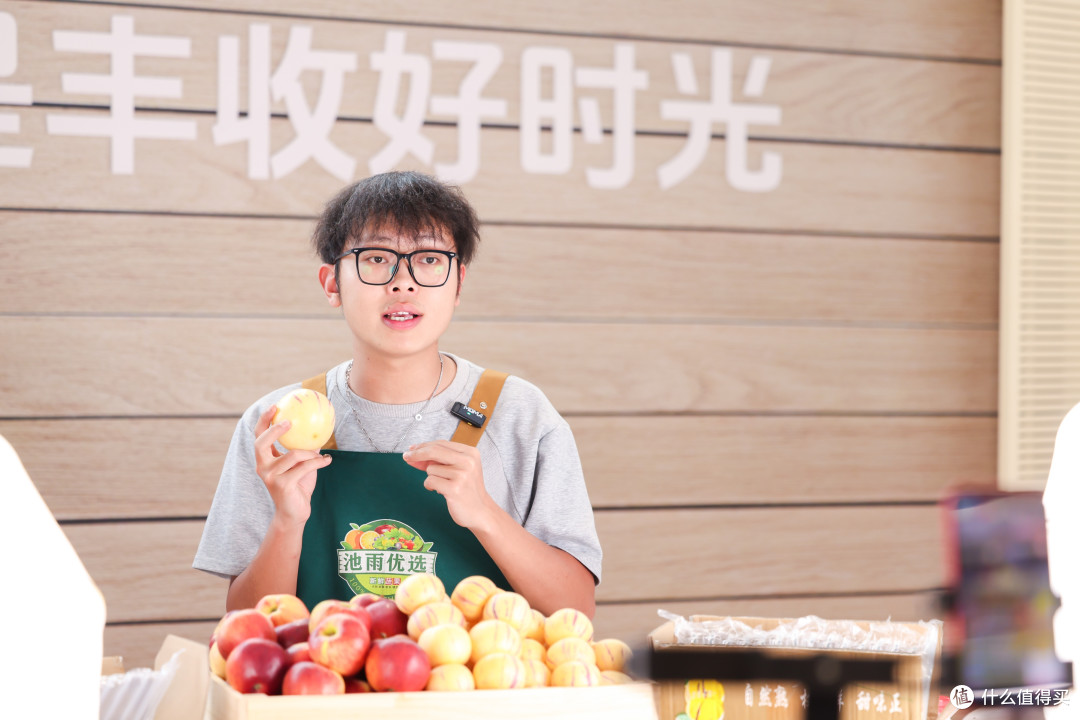 图说：抖音电商商家在活动现场展示人参果
