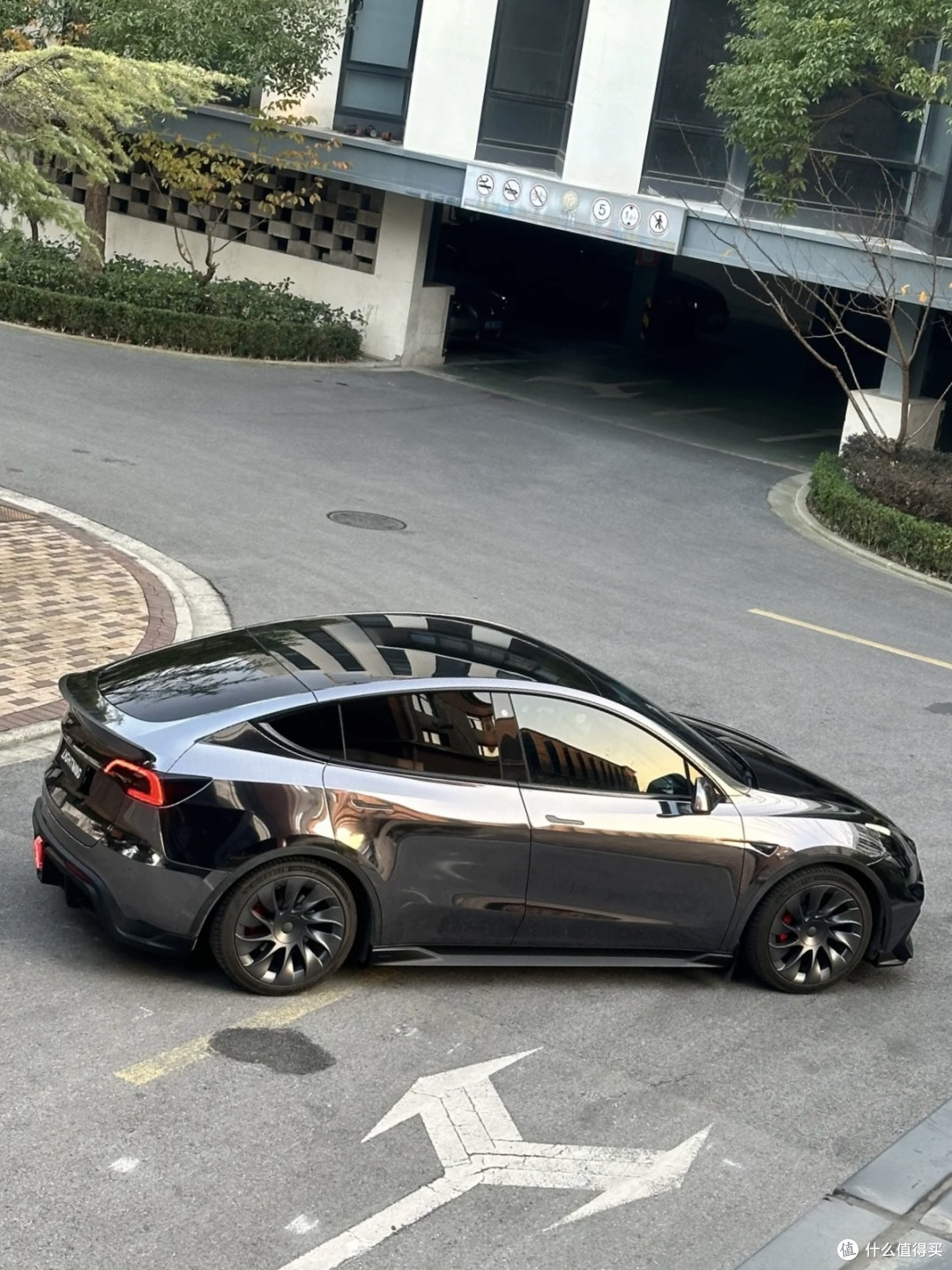 特斯拉Model Y与传统豪华车对比