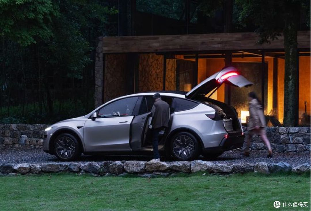 特斯拉Model Y L上市，起售价33.9万元，定位豪华电动SUV！