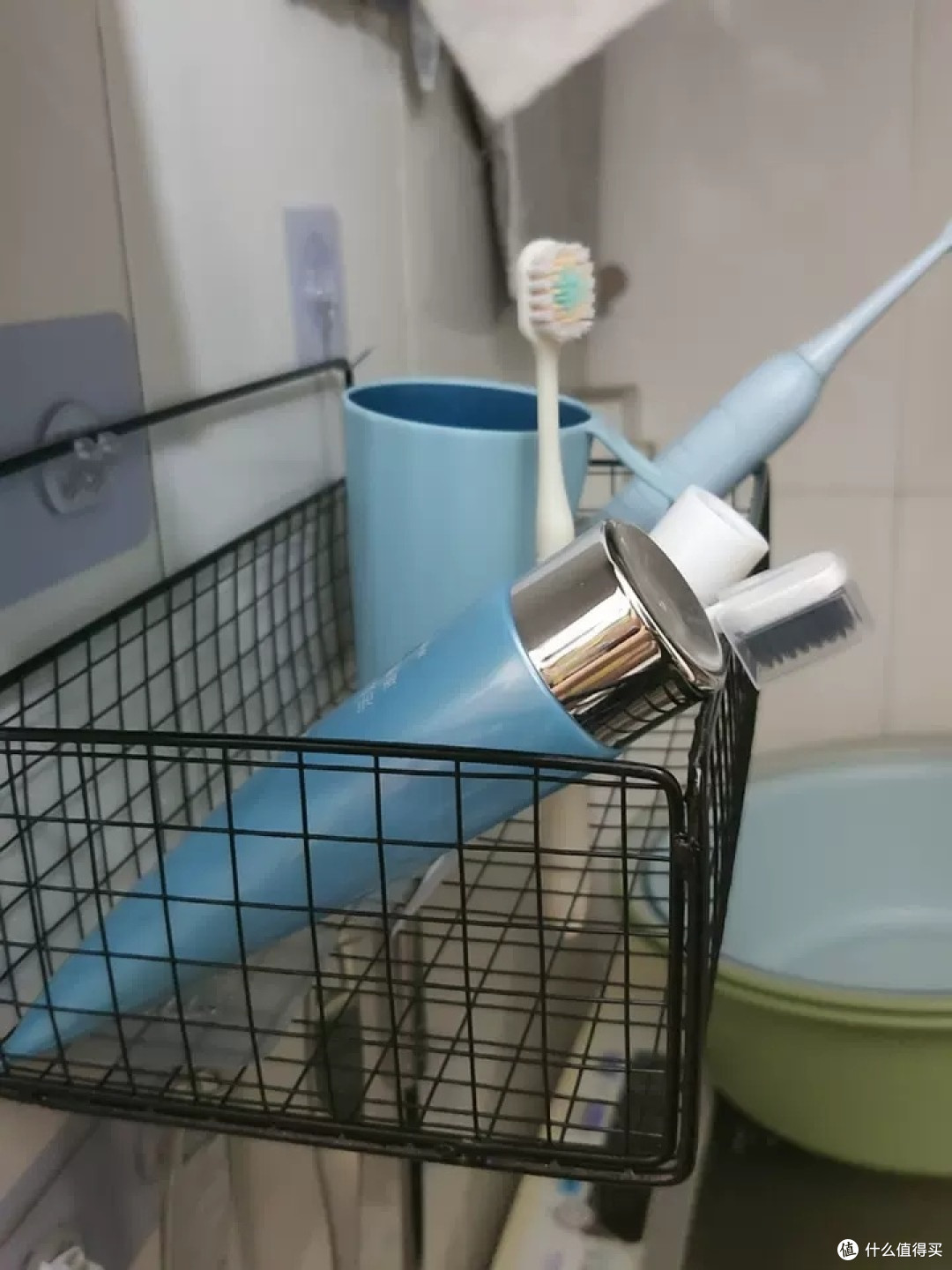 免打孔挂篮让宿舍床头更清爽