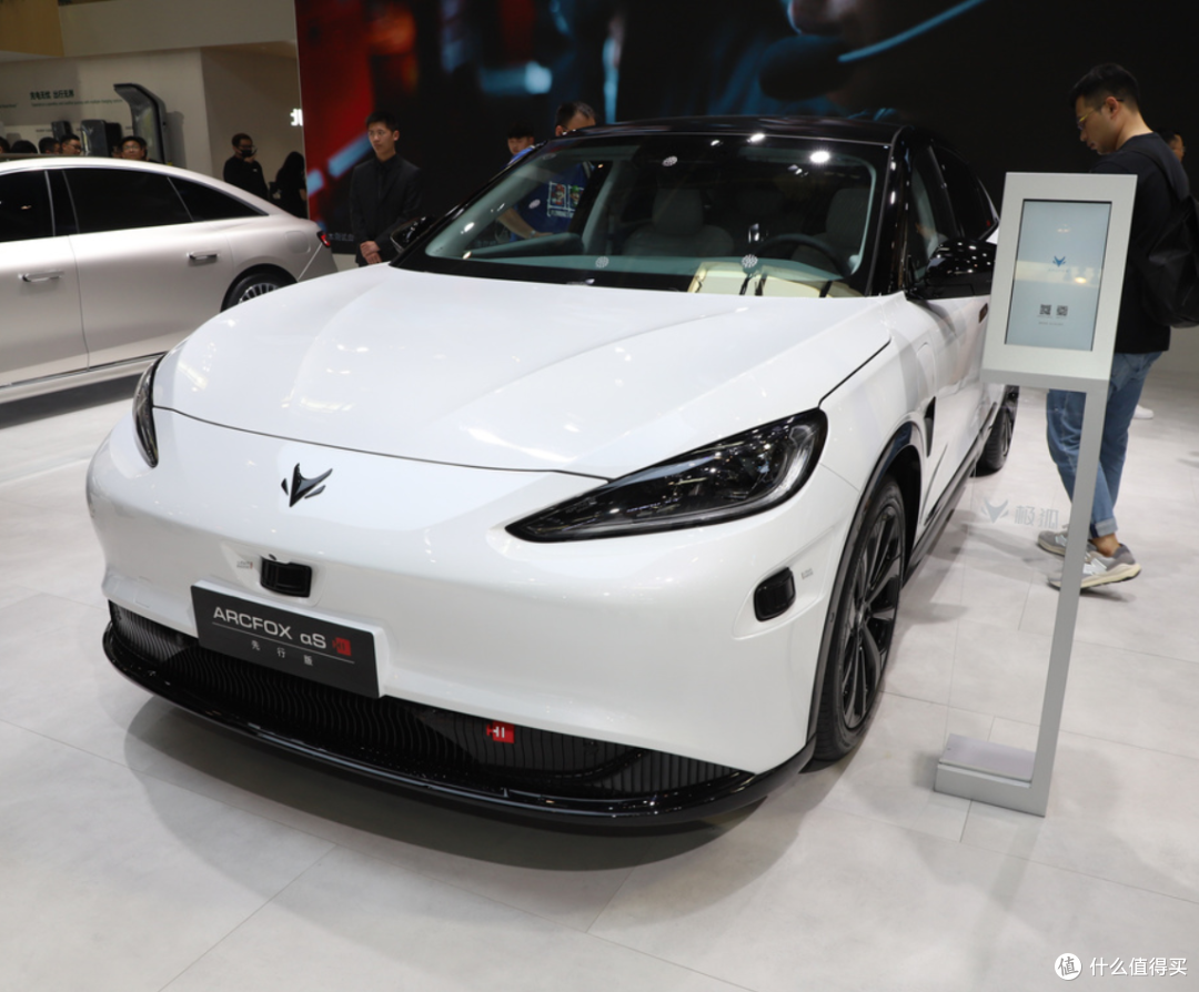 极狐阿尔法S先行版新能源汽车