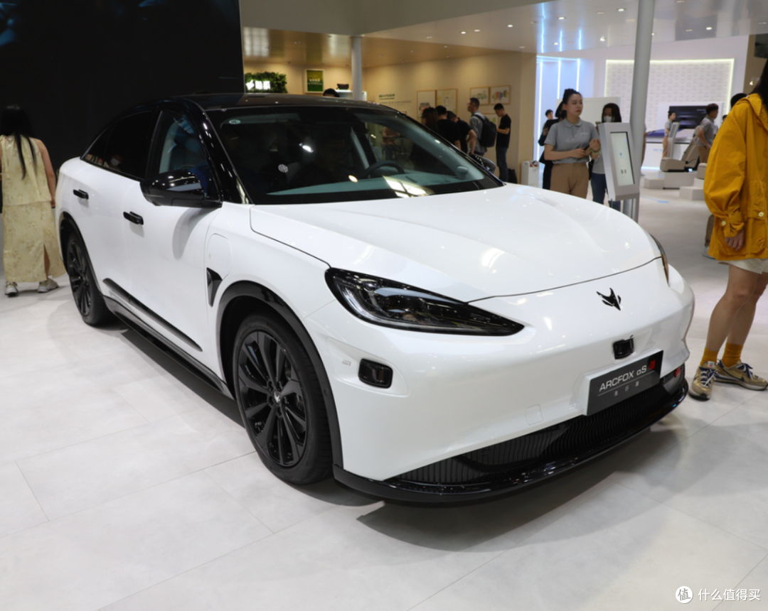 极狐阿尔法S先行版新能源汽车
