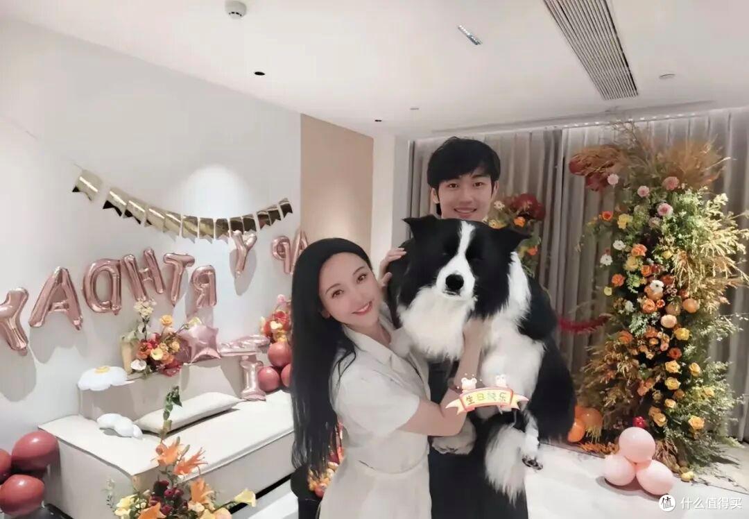 金莎晒出家居照,蜗居80㎡小屋,一宠两人,幸福的模样藏不住!