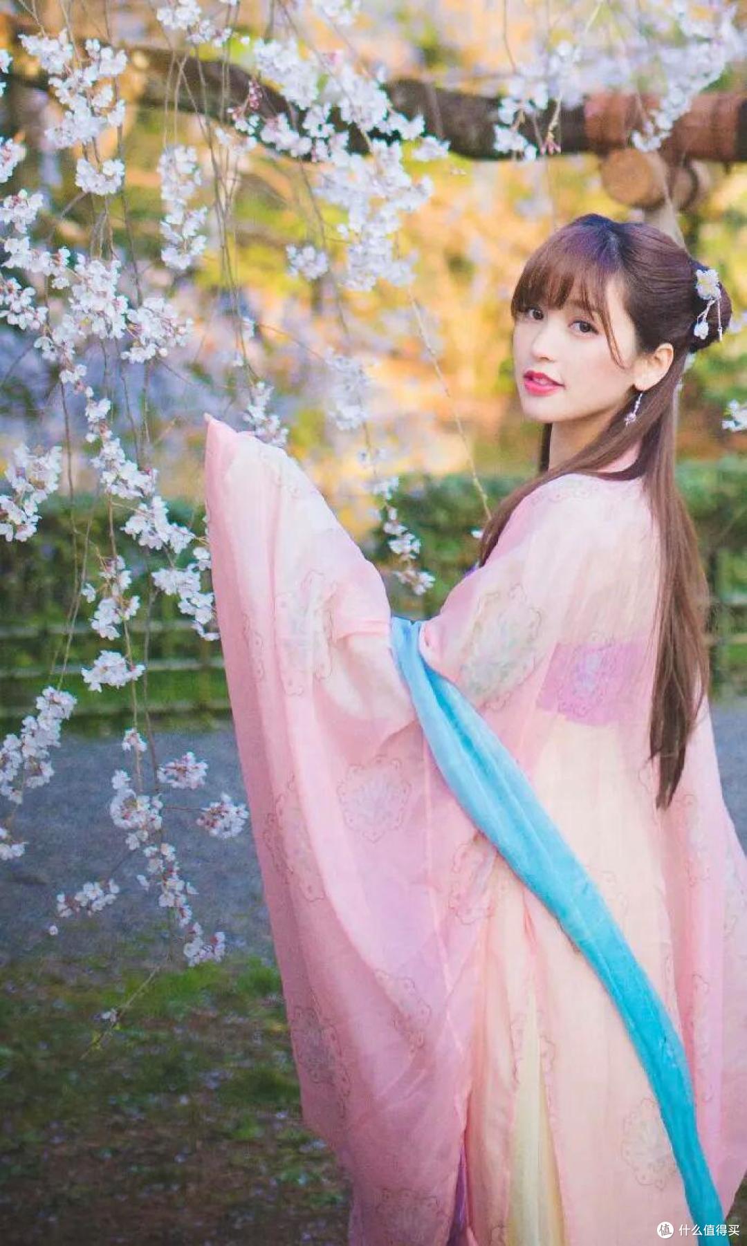 金莎晒出家居照,蜗居80㎡小屋,一宠两人,幸福的模样藏不住!