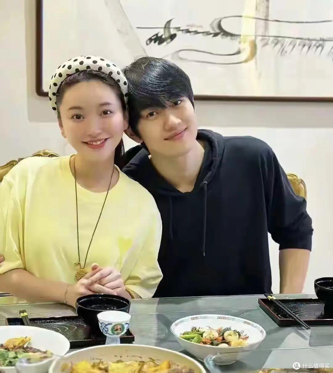 金莎晒出家居照,蜗居80㎡小屋,一宠两人,幸福的模样藏不住!
