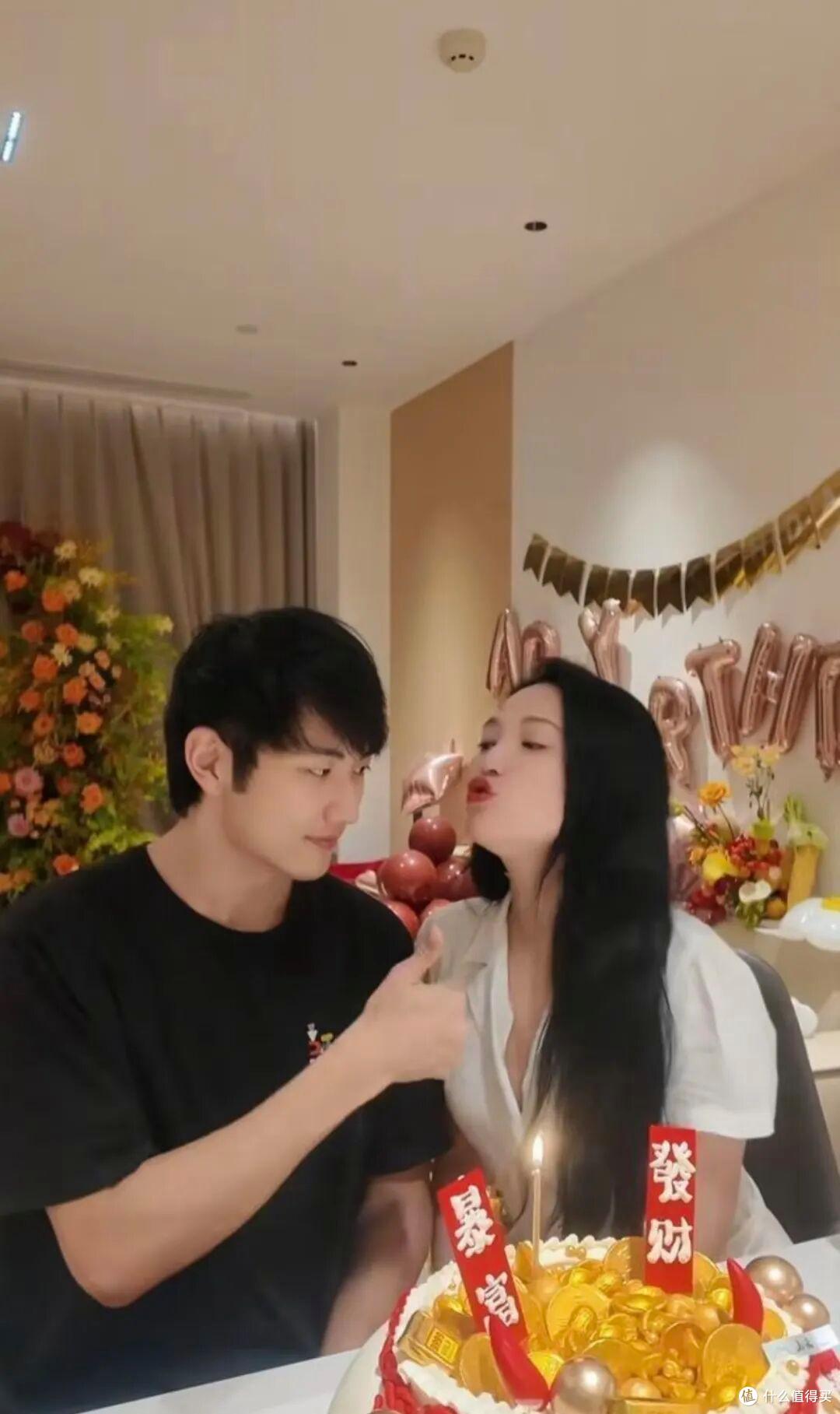 金莎晒出家居照,蜗居80㎡小屋,一宠两人,幸福的模样藏不住!