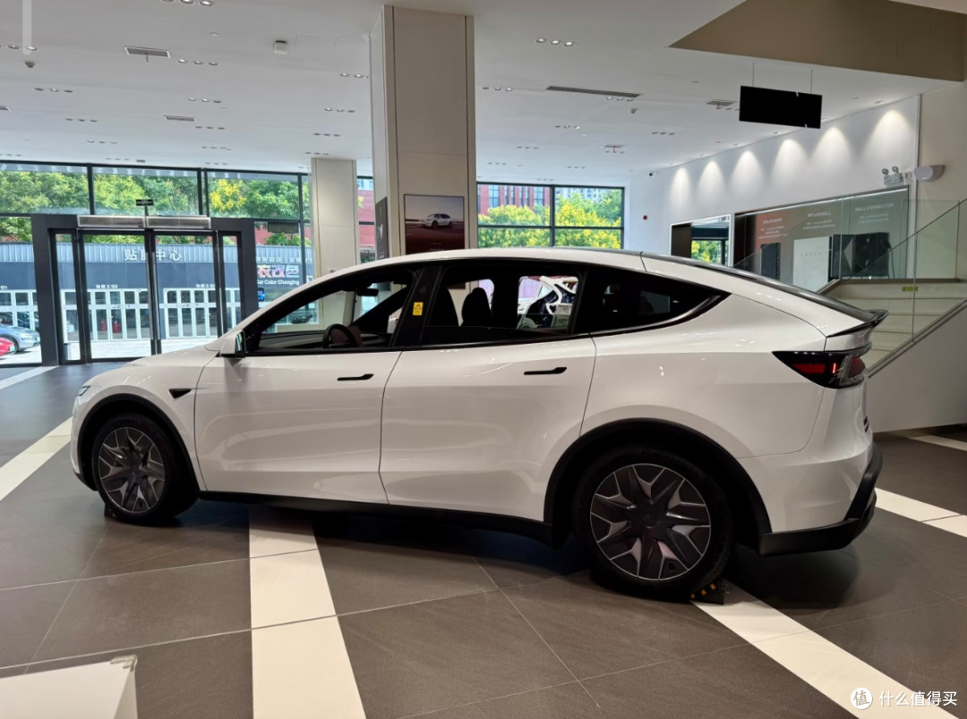 逛店试Model Y L:颜值能打,大四座舒服,六座得看需求