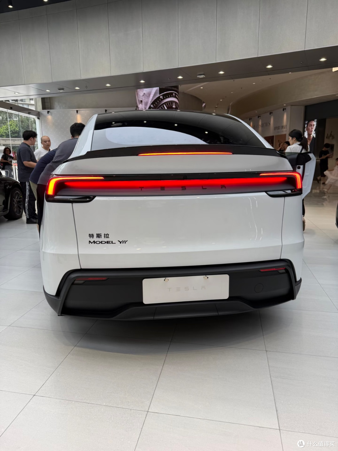 逛店试Model Y L:颜值能打,大四座舒服,六座得看需求