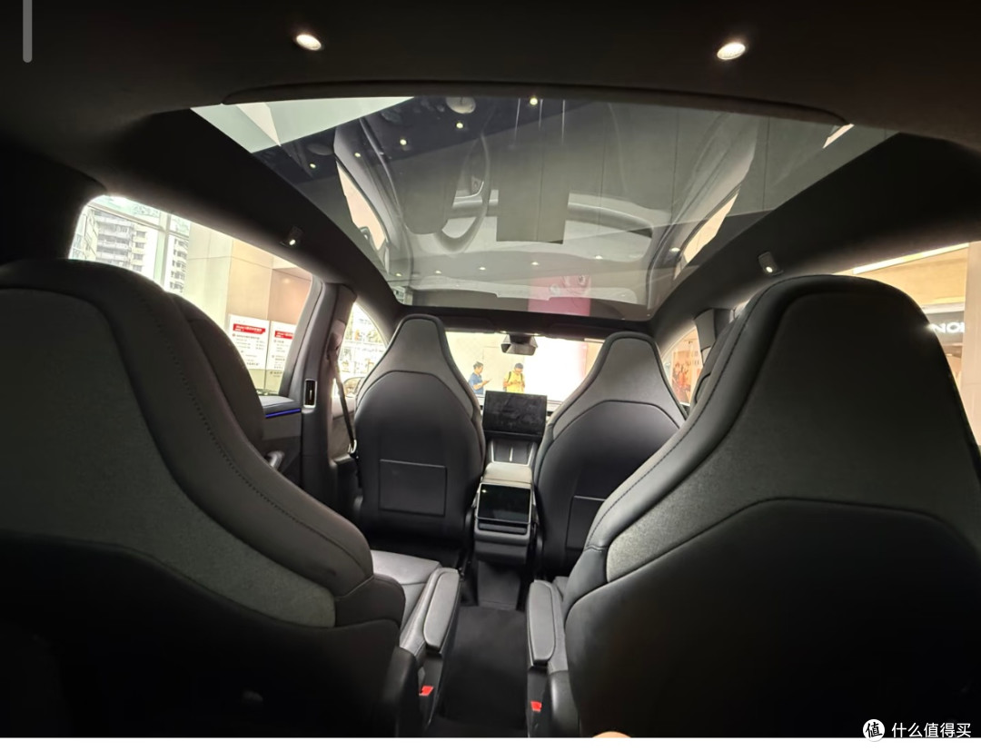 逛店试Model Y L:颜值能打,大四座舒服,六座得看需求