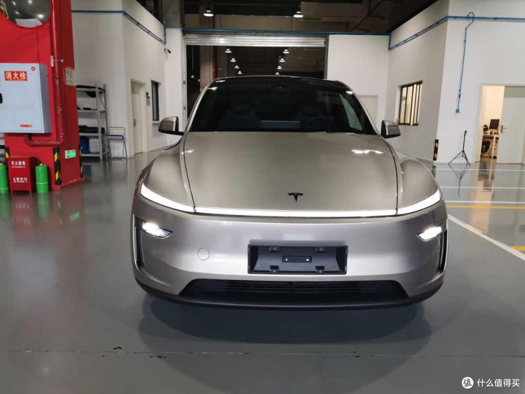 近距离实拍Model Y L:360度看六座纯电标杆的细节质感