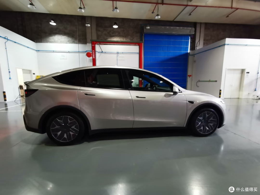 近距离实拍Model Y L:360度看六座纯电标杆的细节质感