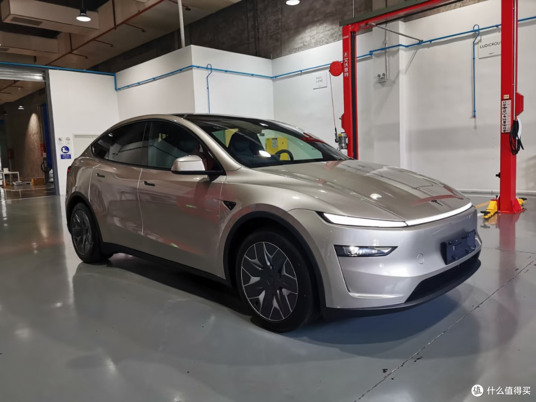 近距离实拍Model Y L:360度看六座纯电标杆的细节质感