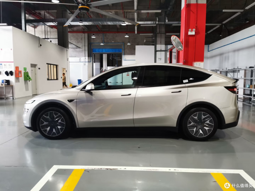 近距离实拍Model Y L:360度看六座纯电标杆的细节质感