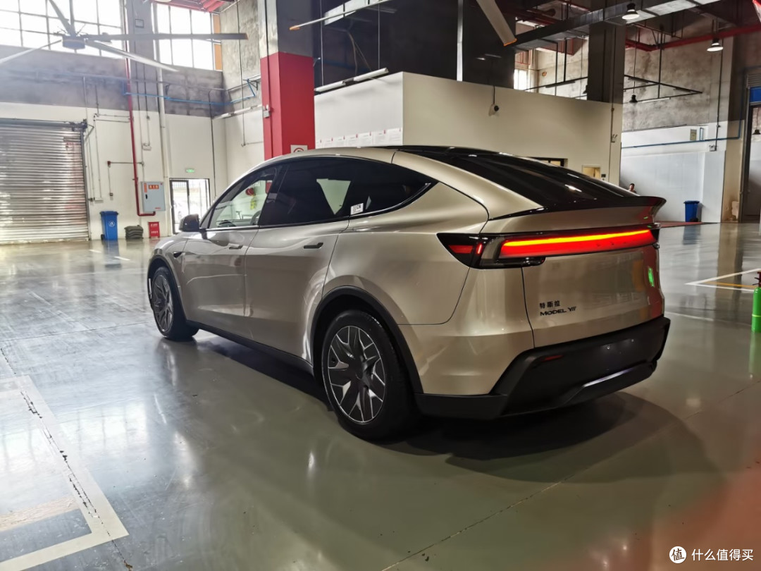 近距离实拍Model Y L:360度看六座纯电标杆的细节质感