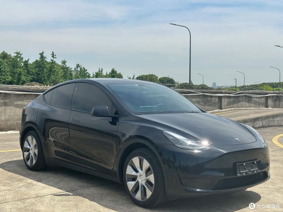 特斯拉Model Y豪华配置全解析：智驾领航，内饰焕新