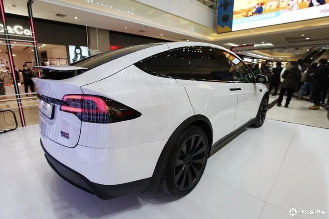特斯拉Model Y与传统豪华车，豪华定义之辨