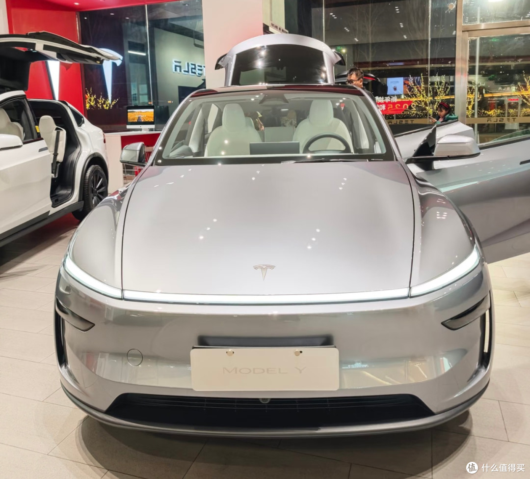 新款Model Y实车超预期,它算豪华吗?