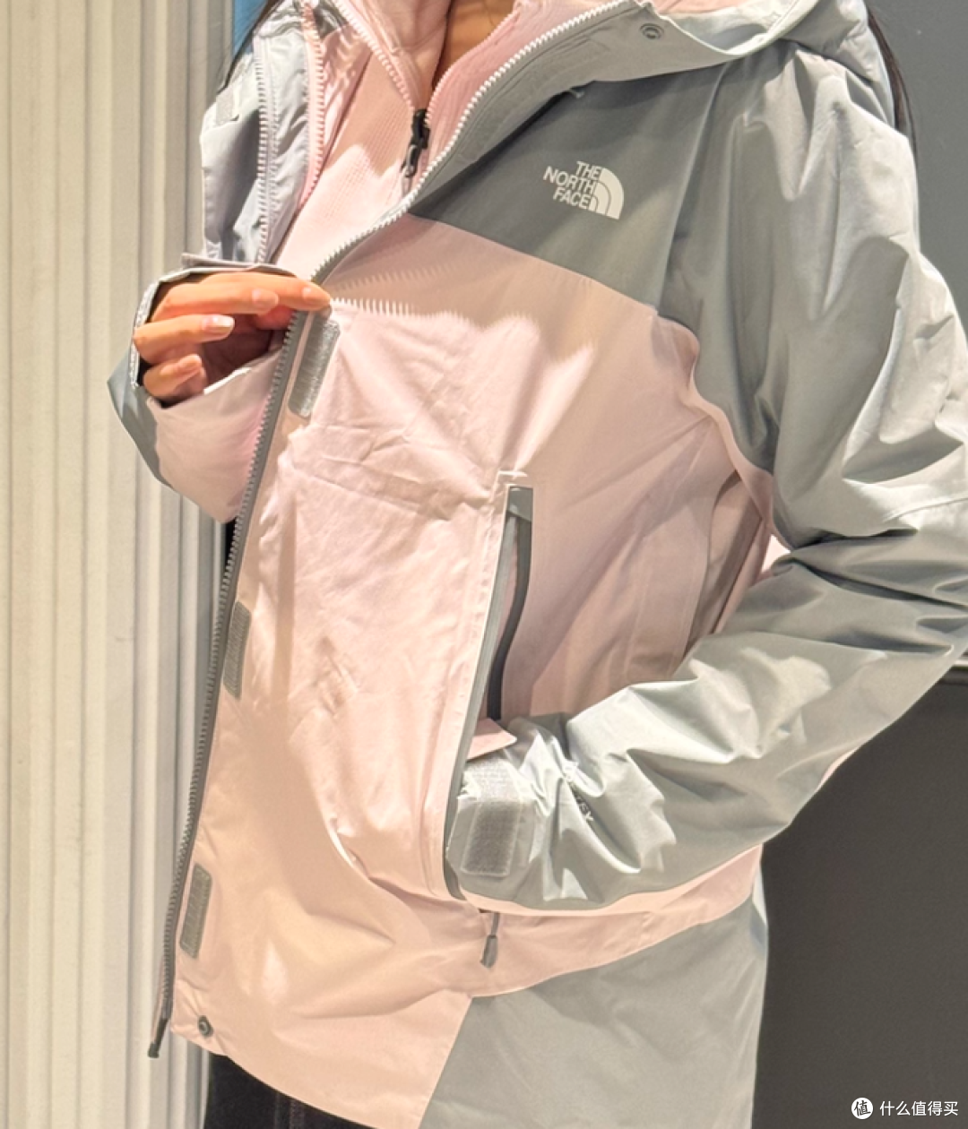 🌧️ 登山遇小雨?这件冲锋衣直接把我圈粉了!