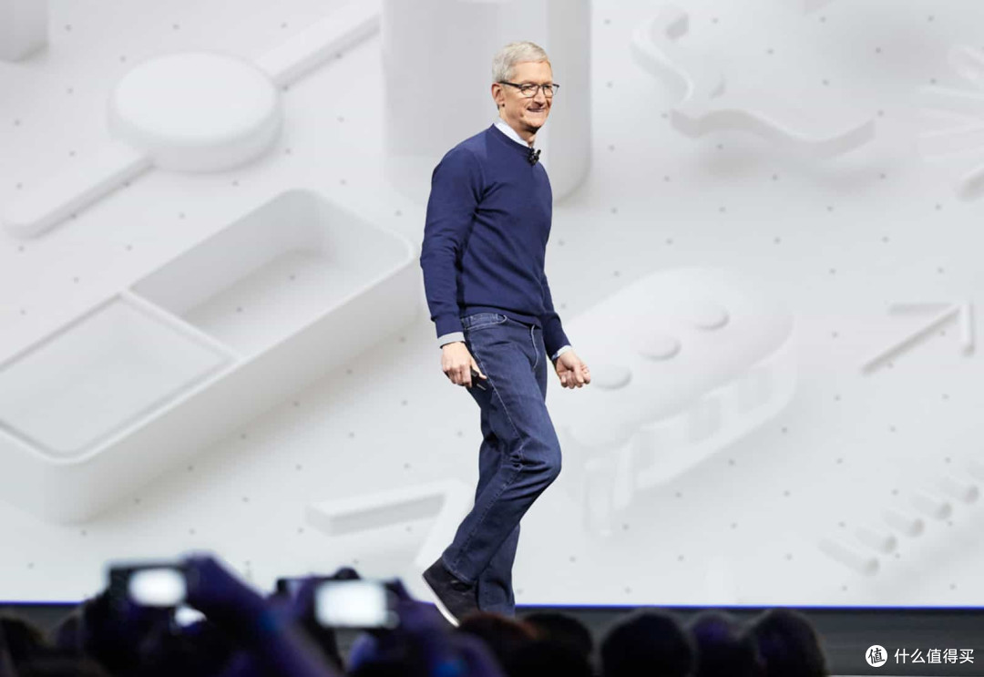 比起史上最薄iPhone 17,我更关心库克这次发布会穿什么...