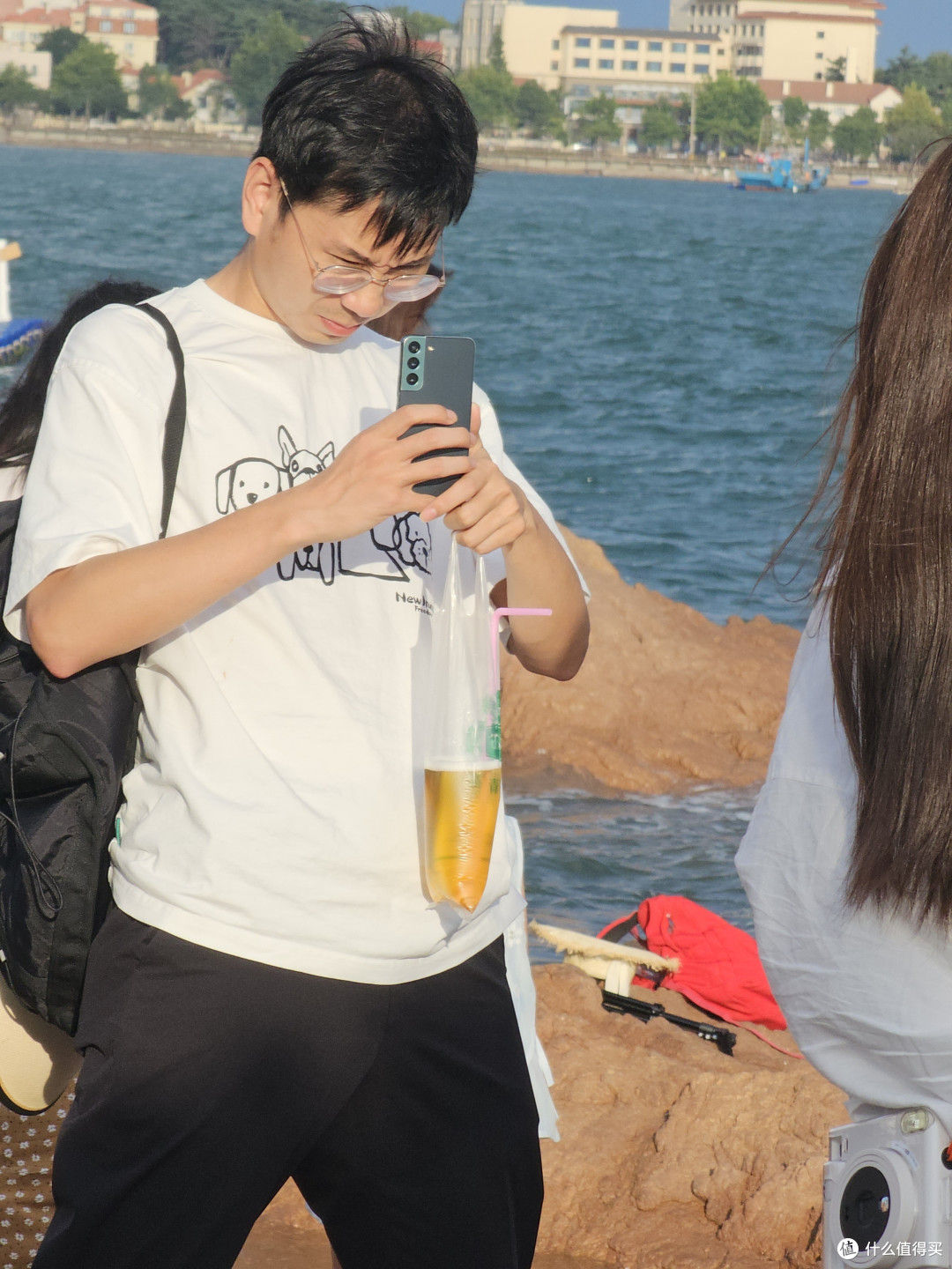 边玩边喝啤酒，挺惬意