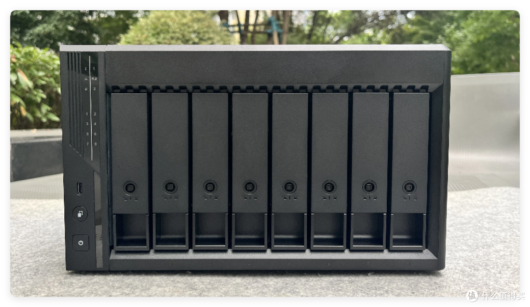 8盘NAS只要3699,支持 ZFS、AI 控制—威联通Qu805是新性价比王?
