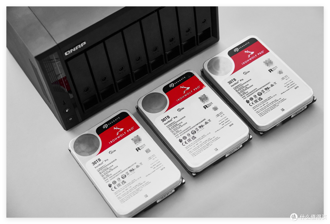 8盘NAS只要3699,支持 ZFS、AI 控制—威联通Qu805是新性价比王?