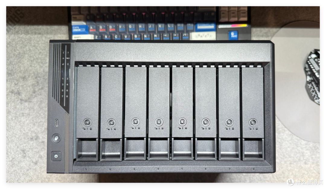 8盘NAS只要3699,支持 ZFS、AI 控制—威联通Qu805是新性价比王?