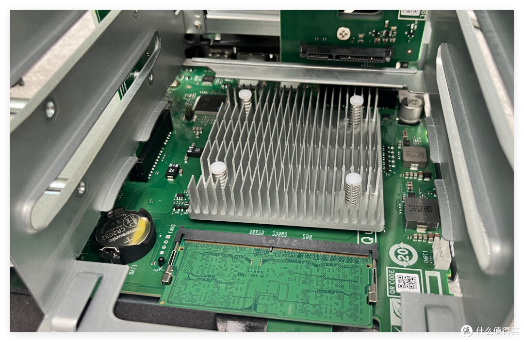 8盘NAS只要3699,支持 ZFS、AI 控制—威联通Qu805是新性价比王?