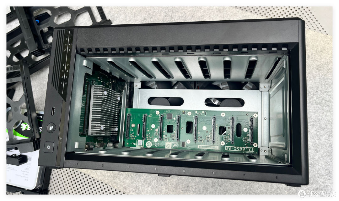 8盘NAS只要3699,支持 ZFS、AI 控制—威联通Qu805是新性价比王?