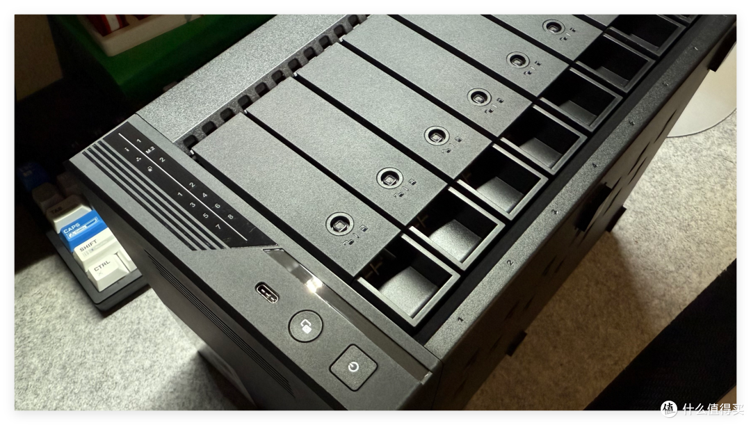 8盘NAS只要3699,支持 ZFS、AI 控制—威联通Qu805是新性价比王?