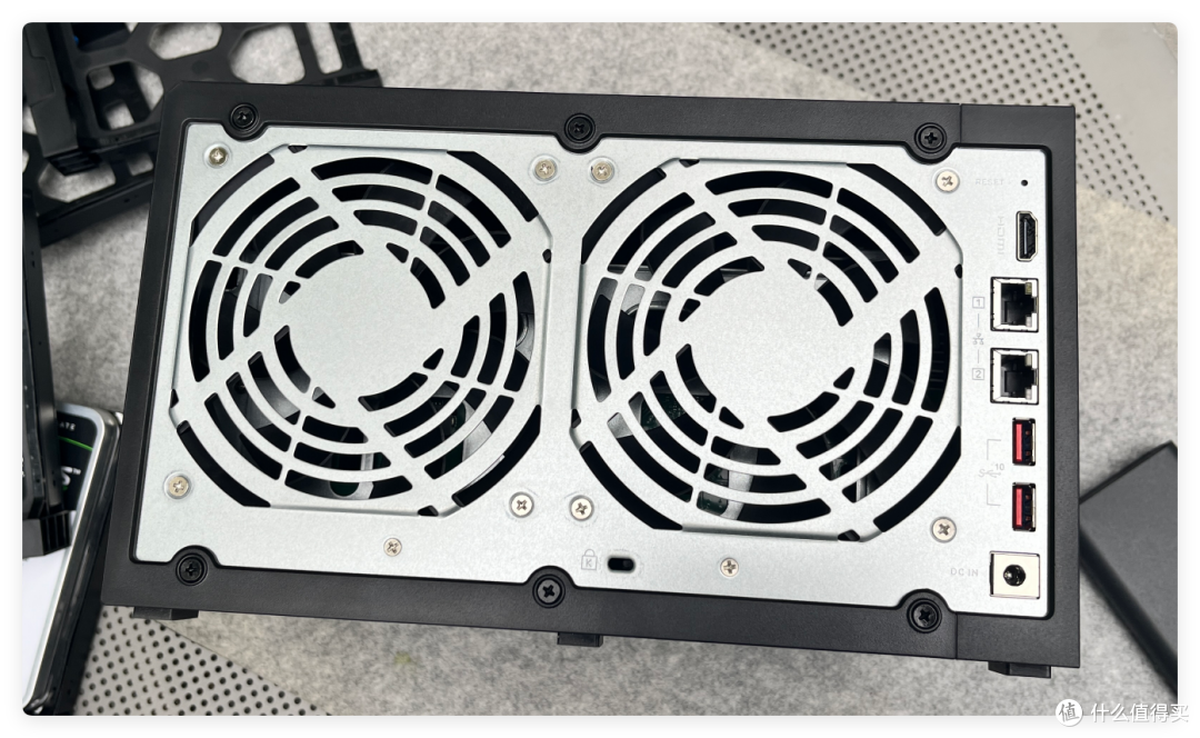 8盘NAS只要3699,支持 ZFS、AI 控制—威联通Qu805是新性价比王?
