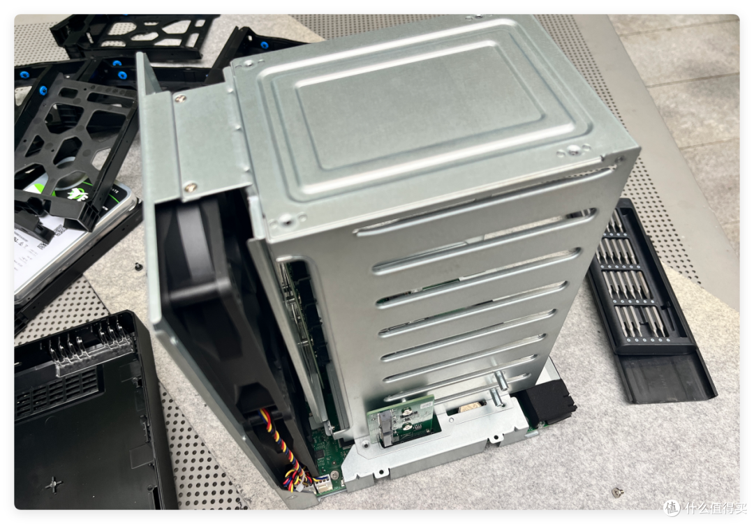 8盘NAS只要3699,支持 ZFS、AI 控制—威联通Qu805是新性价比王?