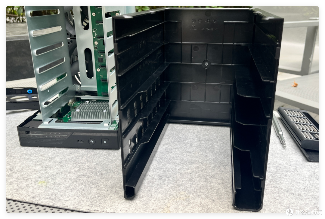 8盘NAS只要3699,支持 ZFS、AI 控制—威联通Qu805是新性价比王?