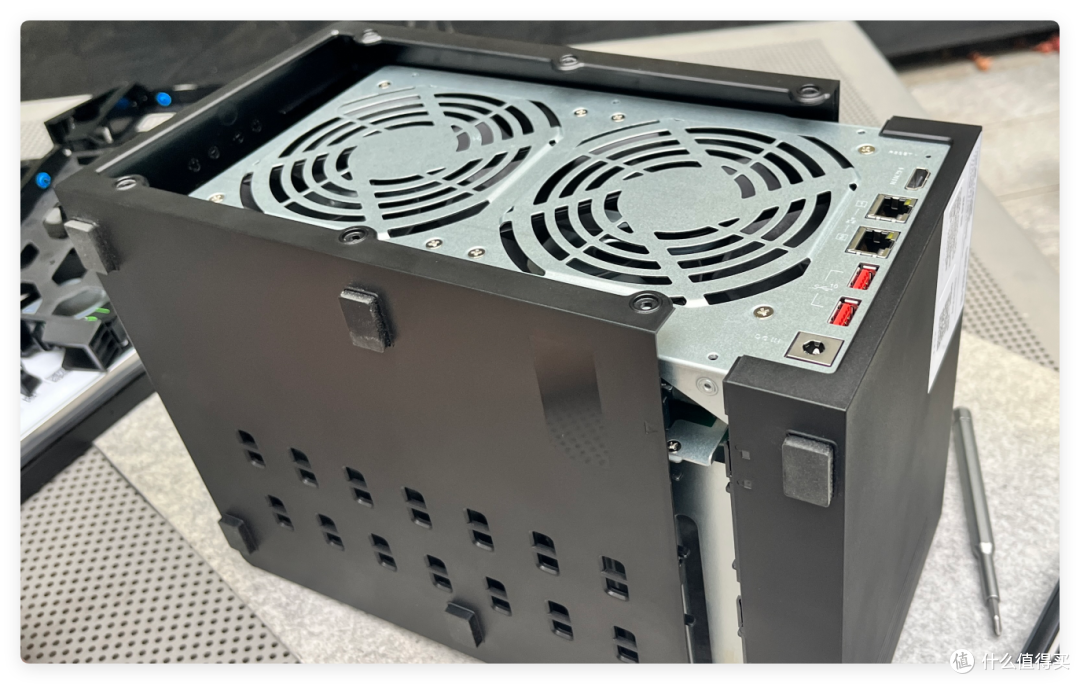 8盘NAS只要3699,支持 ZFS、AI 控制—威联通Qu805是新性价比王?
