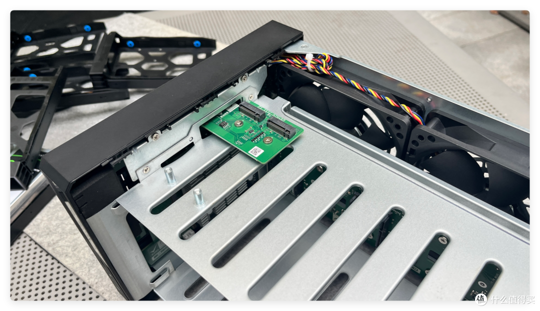 8盘NAS只要3699,支持 ZFS、AI 控制—威联通Qu805是新性价比王?