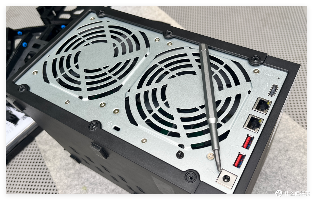 8盘NAS只要3699,支持 ZFS、AI 控制—威联通Qu805是新性价比王?