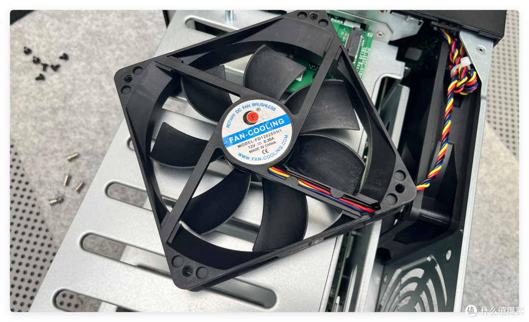 8盘NAS只要3699,支持 ZFS、AI 控制—威联通Qu805是新性价比王?