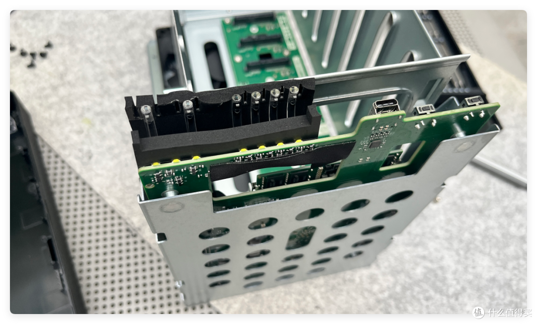 8盘NAS只要3699,支持 ZFS、AI 控制—威联通Qu805是新性价比王?