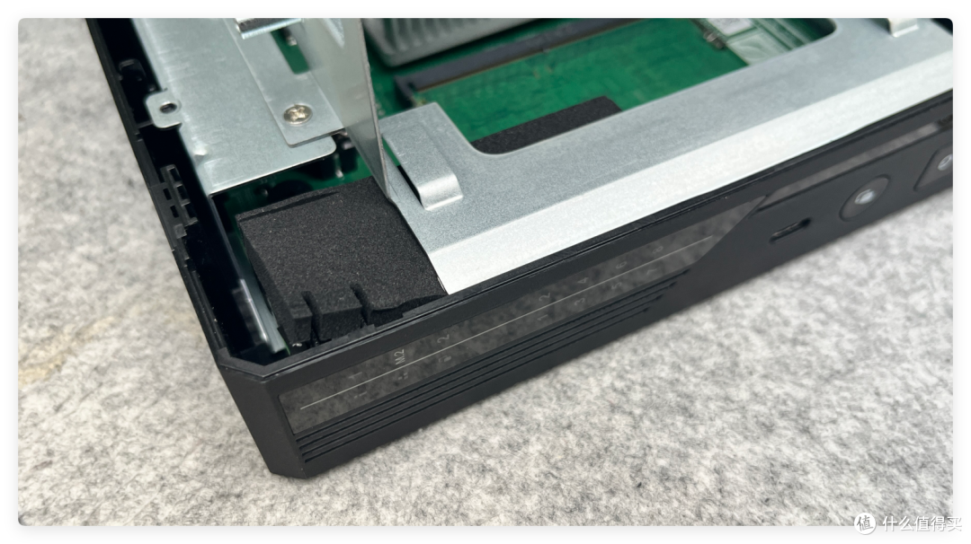 8盘NAS只要3699,支持 ZFS、AI 控制—威联通Qu805是新性价比王?