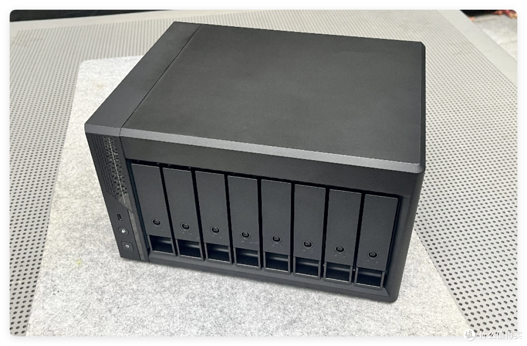 8盘NAS只要3699,支持 ZFS、AI 控制—威联通Qu805是新性价比王?