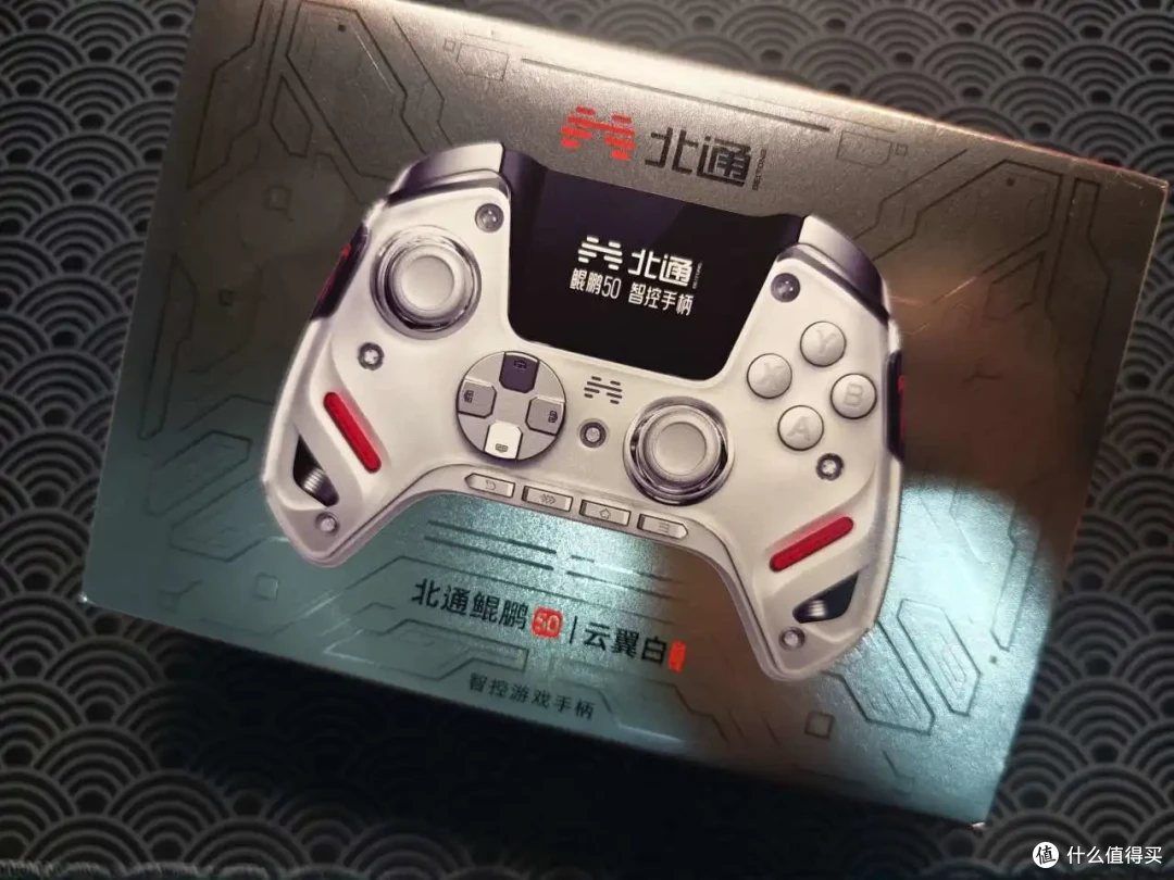 手柄也能上超大屏幕?自带两英寸屏幕的手柄好不好用?鲲鹏50二代